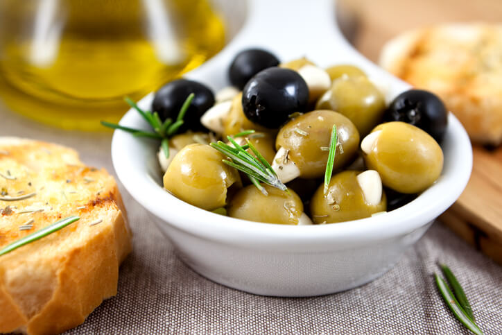 Olives with garlic and olive oil